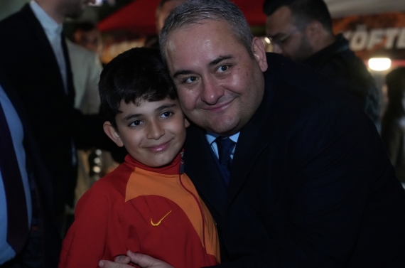 Önce berber ve kuaförlerle iftar yaptı sonra vatandaşlarla buluştu