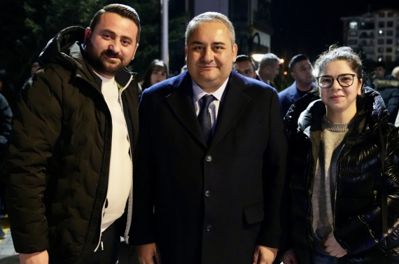 Önce berber ve kuaförlerle iftar yaptı sonra vatandaşlarla buluştu