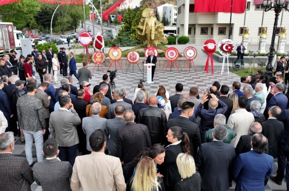 Özarslan koltuğunu şehit kızı Melis’e devretti