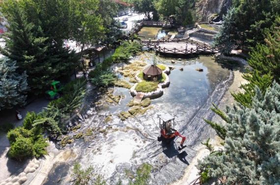 Parklarda temizlik ve bakım çalışmaları devam ediyor