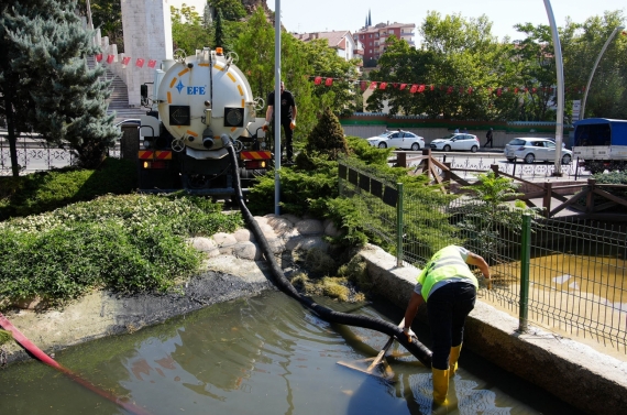 Parklarda temizlik ve bakım çalışmaları devam ediyor
