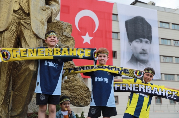 Şampiyonluk maçı dev ekranda yayınlandı
