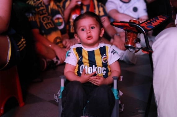 Şampiyonluk maçı dev ekranda yayınlandı
