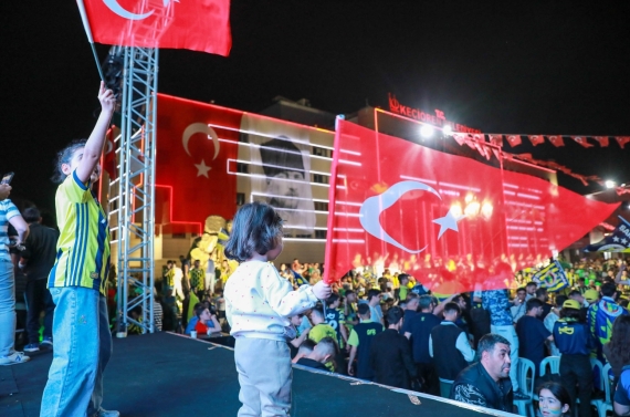 Şampiyonluk maçı dev ekranda yayınlandı