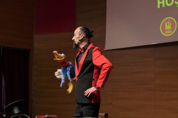 Sihirbaz gösterisi ve interaktif çocuk oyunları yoğun ilgi gördü