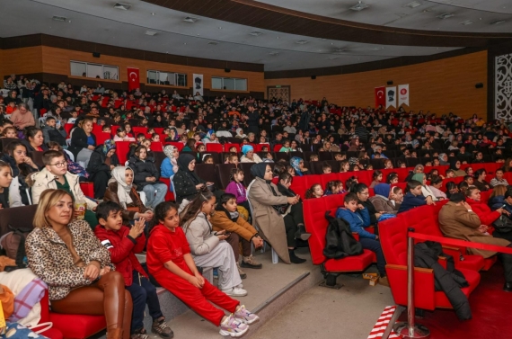 Sihirbaz gösterisi ve interaktif çocuk oyunları yoğun ilgi gördü