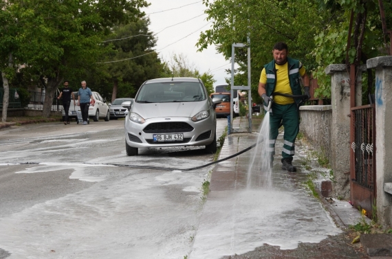 Sokaklar tazyikli suyla yıkanıyor