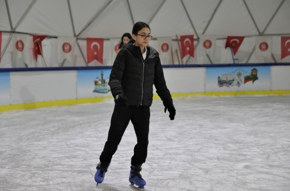 Sömestir eğlencesinin adresi Ahmet Çalık Buz Pateni Pisti oldu