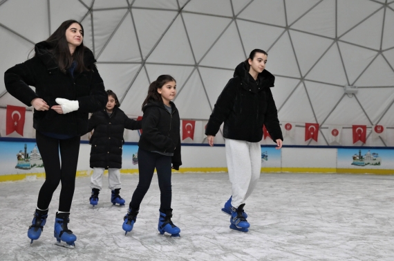 Sömestir eğlencesinin adresi Ahmet Çalık Buz Pateni Pisti oldu