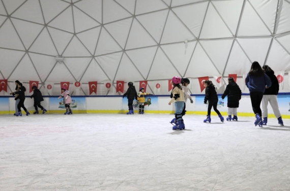 Sömestir eğlencesinin adresi Ahmet Çalık Buz Pateni Pisti oldu