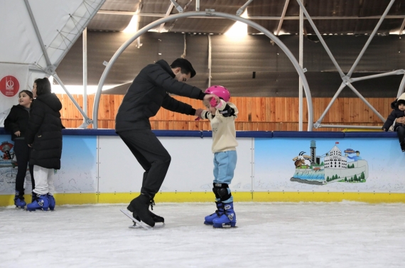Sömestir eğlencesinin adresi Ahmet Çalık Buz Pateni Pisti oldu