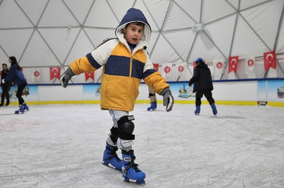 Sömestir eğlencesinin adresi Ahmet Çalık Buz Pateni Pisti oldu
