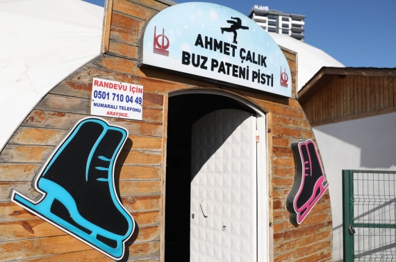 Sömestir eğlencesinin adresi Ahmet Çalık Buz Pateni Pisti oldu