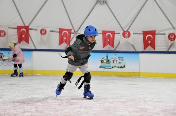 Sömestir eğlencesinin adresi Ahmet Çalık Buz Pateni Pisti oldu
