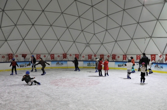 Sömestir eğlencesinin adresi Ahmet Çalık Buz Pateni Pisti oldu