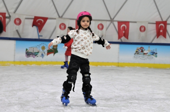 Sömestir eğlencesinin adresi Ahmet Çalık Buz Pateni Pisti oldu