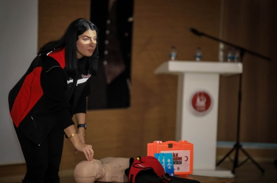 Spor tesisleri personeline ilk yardım eğitimi verildi