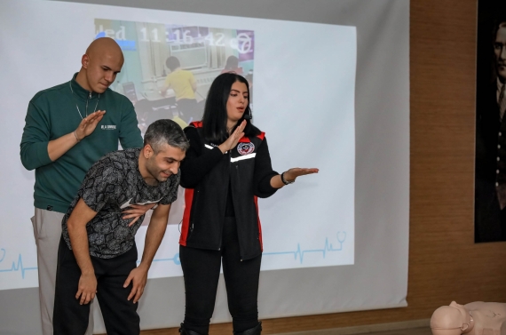 Spor tesisleri personeline ilk yardım eğitimi verildi