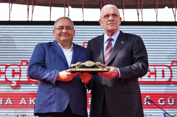 Taha Akgül Karakucak Güreşleri’nin Başpehlivanı Feyzullah Aktürk oldu