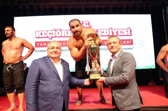 Taha Akgül Karakucak Güreşleri’nin Başpehlivanı Feyzullah Aktürk oldu