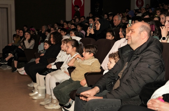 Ücretsiz tiyatro gösterimi Keçiören’de yoğun ilgi görüyor