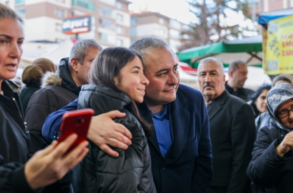 Ufuktepe semt pazarı’nda başkan Özarslan’a sevgi seli