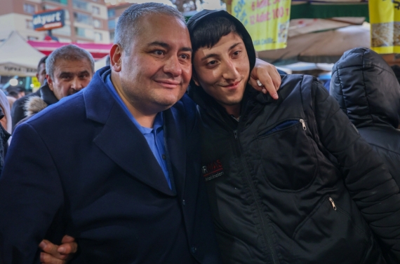 Ufuktepe semt pazarı’nda başkan Özarslan’a sevgi seli