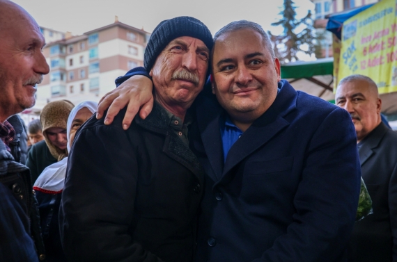 Ufuktepe semt pazarı’nda başkan Özarslan’a sevgi seli