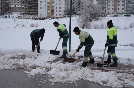 Yaya güvenliği için kar küreme ve tuzlama seferberliği devam ediyor