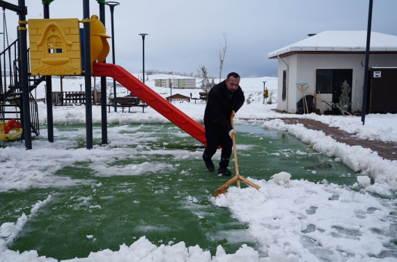 Yaya güvenliği için kar küreme ve tuzlama seferberliği devam ediyor