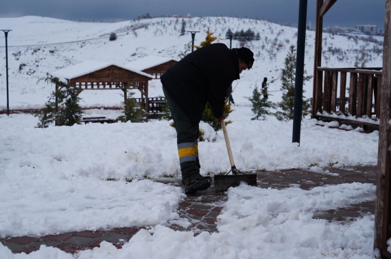 Yaya güvenliği için kar küreme ve tuzlama seferberliği devam ediyor