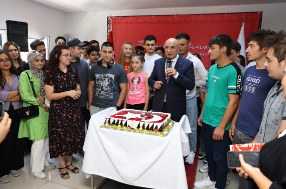 YKS’yi kazanan öğrencilerle pastalı kutlama