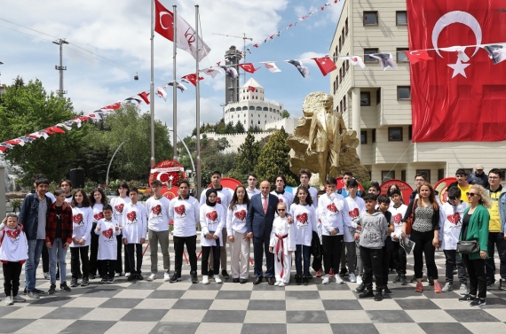 Başkan Altınok Atatürk’ü andı, gençleri tebrik etti