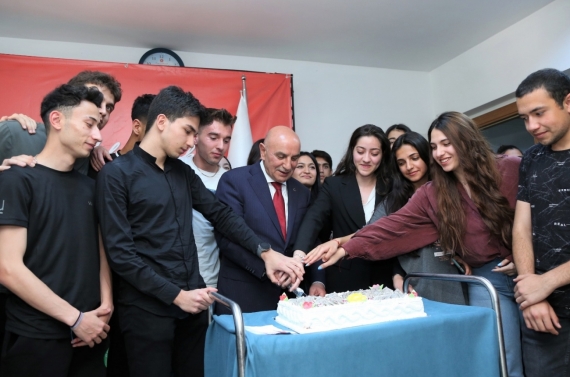 Başkan Altınok YKS öğrencileriyle pasta kesti