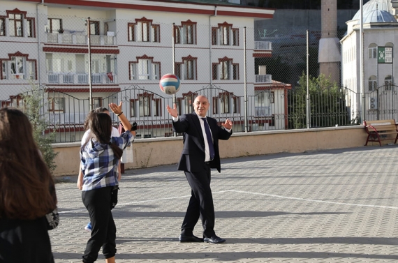 Başkan Altınok’un servisleri gençlerden alkış aldı