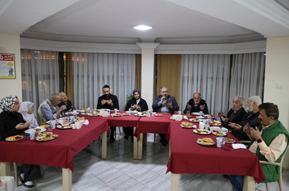 Başkan Mesut Özarslan ve eşi Filiz Özarslan, konukevi sakinleriyle iftar sofrasında buluştu