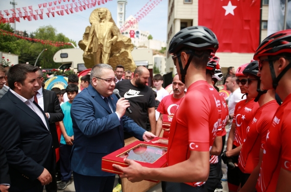 Başkan Özarslan Samsun’dan gelen Türk Bayrağını ve toprağı teslim aldı