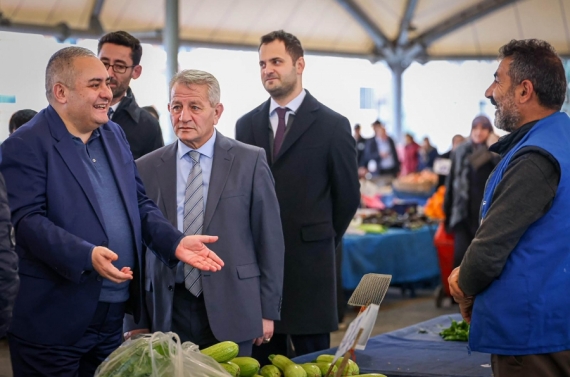 Başkan Özarslan semt pazarında esnaf ve vatandaşla buluştu