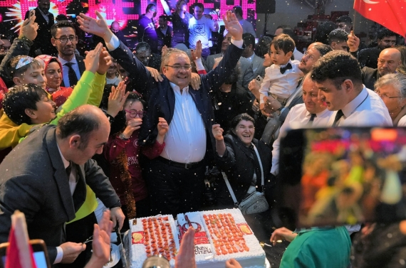 Başkan Özarslan söz verdi, yeni yılı özel bireylerle kutladı