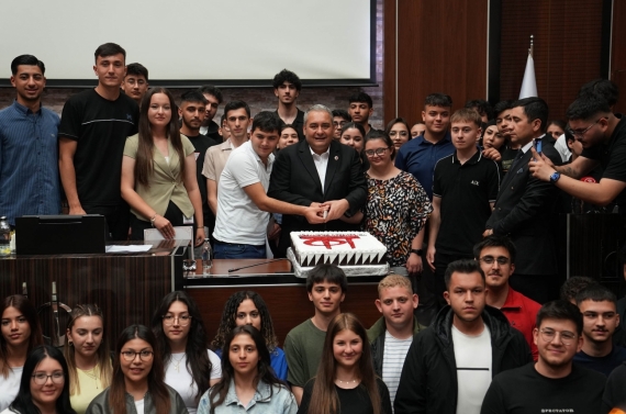 Başkan Özarslan stajını Belediyede tamamlayan öğrencilere sertifika verdi