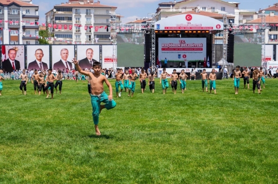 Cumhuriyet tarihinin en büyük karakucak güreşleri Keçiören’de başladı