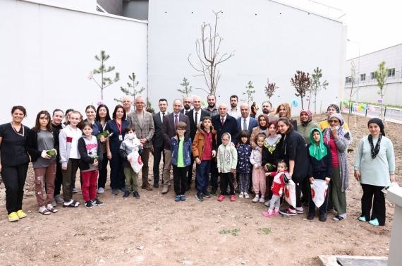 Etlik Şehir Hastanesinde fidanlar toprakla buluşturuldu