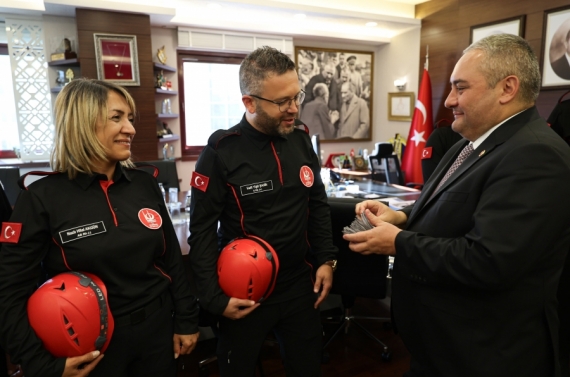 KEÇ-TİM Arama Ve Kurtarma Ekibi’ne akreditasyon peçlerini Başkan Özarslan takdim etti