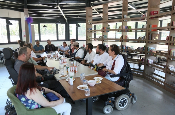 Keçiören Belediyesi’nin Engelsiz Sohbet Evi takdir topluyor