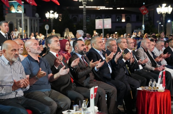 Keçiören Belediyesi’nin Mevlid Kandili programında kent meydanı dolup taştı