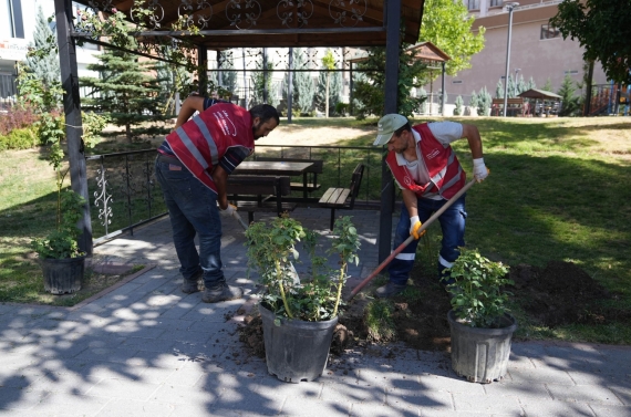 Keçiören`de park ve bahçelere estetik dokunuş
