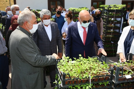 Keçiören`deki çiftçilere ücretsiz sebze fidesi dağıtıldı