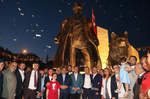 Keçiören’de 30 Ağustos Zafer Anıtı görkemli törenle açıldı