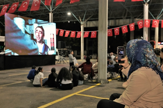 Keçiören’de açık hava sinema günleri’nde “Bizim Aile” keyfi