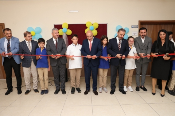 Keçiören’de bir okula daha laboratuvar sınıfı ve kütüphane kazandırıldı